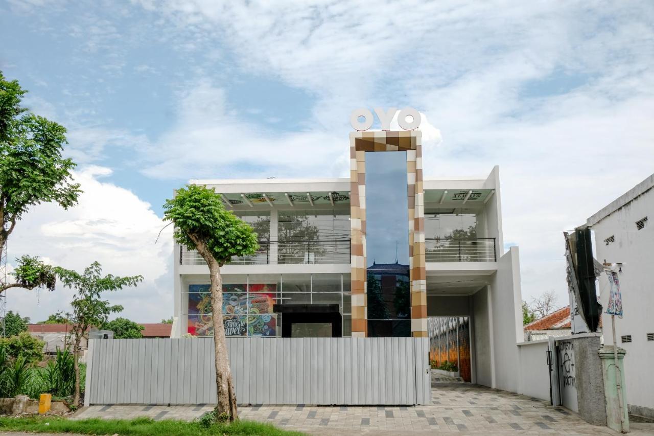 Oyo 2140 Hs Residence Tulungagung Exterior photo