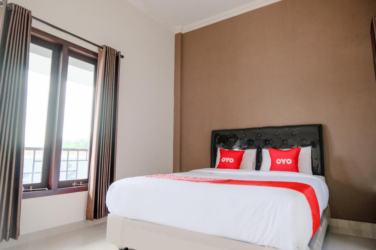 Oyo 2140 Hs Residence Tulungagung Exterior photo